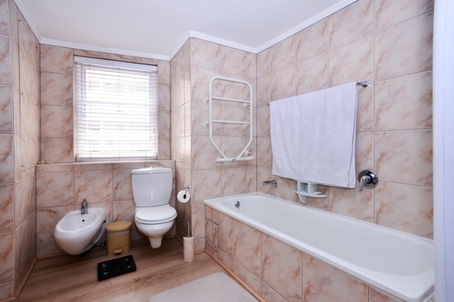 To Let 2 Bedroom Property for Rent in Bantry Bay Western Cape